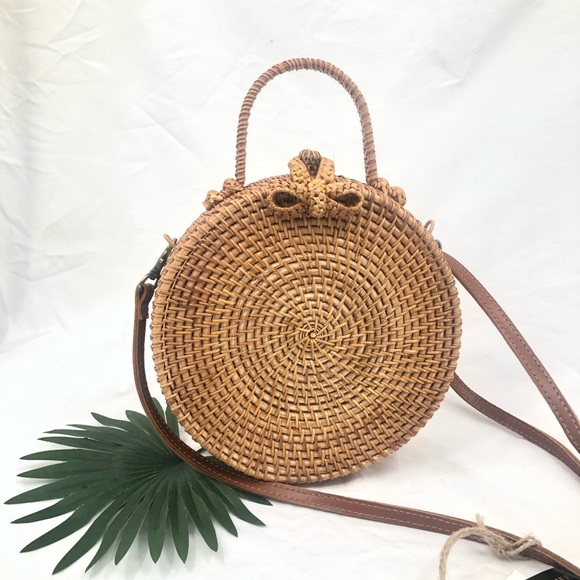 Handbags - Round Wicker Women’s cross body purse W/handle